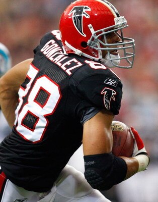ATLANTA - SEPTEMBER 20:  Tony Gonzalez #88 of the Atlanta Falcons rushes upfield against the Carolina Panthers at Georgia Dome on September 20, 2009 in Atlanta, Georgia.  (Photo by Kevin C. Cox/Getty Images)