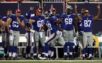 EAST RUTHERFORD, NJ - AUGUST 29:  Hakeen Nicks #18 of the New York Giants runs a reception against the New York Jets for a fourth quarter touchdown on August 29, 2009 at Giants Stadium in East Rutherford, New Jersey.  (Photo by Jim McIsaac/Getty Images)