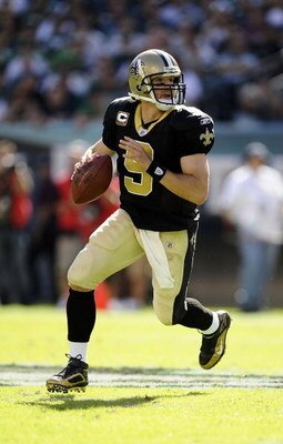 PHILADELPHIA - SEPTEMBER 20:  Drew Brees #9 of the New Orleans Saints looks for an open man during a game against the Philadelphia Eagles at Lincoln Financial Field on September 20, 2009 in Philadelphia, Pennsylvania.  (Photo by Jeff Zelevansky/Getty Imag