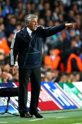 LONDON, ENGLAND - SEPTEMBER 15:  Carlo Ancelotti the Chelsea coach shouts instructions to his players during the UEFA Champions League Group D match between Chelsea and FC Porto at Stamford Bridge on September 15, 2009 in London, England.  (Photo by Phil 