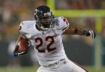 GREEN BAY, WI - SEPTEMBER 13: Matt Forte #22 of the Chicago Bears runs against the Green Bay Packers on September 13, 2009 at Lambeau Field in Green Bay, Wisconsin. The Packers defeated the Bears 21-15. (Photo by Jonathan Daniel/Getty Images)