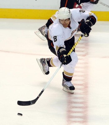 NASHVILLE, TN - FEBRUARY 05:  Teemu Selanne #8 of the Anaheim Ducks skates against the Nashville Predators on February 5, 2009 at the Sommet Center in Nashville, Tennessee.  (Photo by Bruce Bennett/Getty Images)