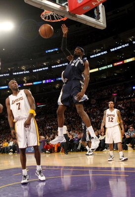 LOS ANGELES - APRIL 12: Hakim Warrick #21 of the Memphis Grizzlies dunks over Lamar Odom #7 of the Los Angeles Lakers on April 12, 2009 at Staples Center in Los Angeles, California. The Lakers won 92-75. NOTE TO USER: User expressly acknowledges and agree