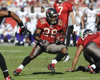 TAMPA, FL - NOVEMBER 16: Running back Warrick Dunn #28 of the Tampa Bay Buccaneers rushes upfield against the Minnesota Vikings at Raymond James Stadium on November 16, 2008 in Tampa, Florida.  (Photo by Al Messerschmidt/Getty Images) 