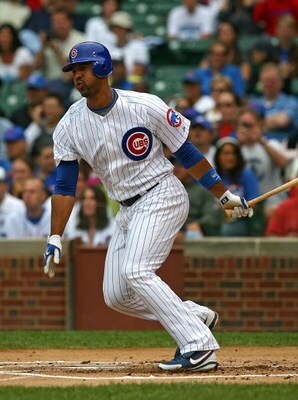 CHICAGO - AUGUST 28: Derrek Lee #25 of the Chicago Cubs hits the ball against the New York Mets on August 28, 2009 at Wrigley Field in Chicago, Illinois. The Cubs defeated the Mets 5-2. (Photo by Jonathan Daniel/Getty Images)