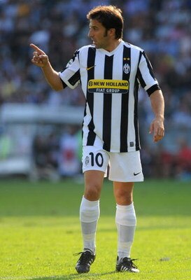 TURIN, ITALY - SEPTEMBER 27:  Alessandro Del Piero of Juventus FC plays 400 games in Serie A during the Serie A match between Juventus FC and Bologna FC at Olimpico Stadium on September 27, 2009 in Turin, Italy.  (Photo by Valerio Pennicino/Getty Images)