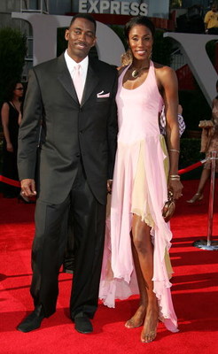 HOLLYWOOD - JULY 13:  Los Angeles Sparks center Lisa Leslie (R) and guest arrive at the 13th Annual ESPY Awards at the Kodak Theatre on July 13, 2005 in Hollywood, California.  (Photo by Frazer Harrison/Getty Images)