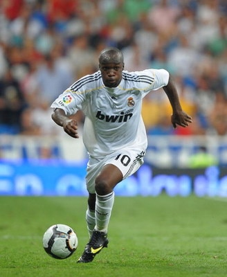 MADRID, SPAIN - AUGUST 29:  Lass Diarra of Real Madrid in action during the La Liga match between Real Madrid and Deportivo La Coruna at the Santiago Bernabeu stadium on August 29, 2009 in Madrid, Spain.  (Photo by Denis Doyle/Getty Images)