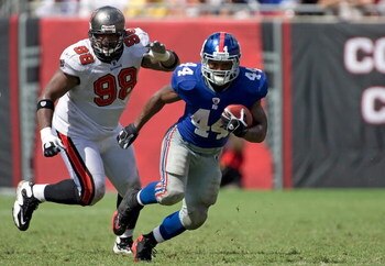 TAMPA, FL - SEPTEMBER 27:  Running back Ahmad Bradshaw #44 of the New York Giants runs the ball as defender Ryan Sims #98 of the Tampa Bay Buccaneers pursues him during the game at Raymond James Stadium on September 27, 2009 in Tampa, Florida.  (Photo by 