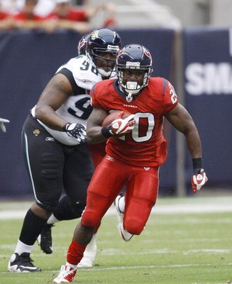 HOUSTON - SEPTEMBER 27:  Runing back Steve Slaton #20 of the Houston Texans rushes in the open field against the Jacksonville Jaguars at Reliant Stadium on September 27, 2009 in Houston, Texas.  (Photo by Bob Levey/Getty Images)