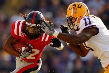 BATON ROUGE, LA - NOVEMBER 22:  Dexter McCluster #22 of the Ole Miss Rebels is tackled by Kelvin Sheppard #11 of the Louisiana State University Tigers on November 22, 2008 at Tiger Stadium in Baton Rouge, Louisiana.  (Photo by Chris Graythen/Getty Images)