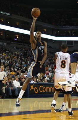 OAKLAND, CA - MARCH 30: Rudy Gay #22 of the Memphis Grizzlies shoots against f the Golden State Warriors during an NBA game on March 30, 2009 at Oracle Arena in Oakland, California. NOTE TO USER: User expressly acknowledges and agrees that, by downloadin
