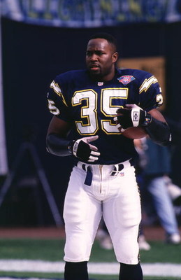 8 Jan 1995: Running back Rodney Culver of the San Diego Chargers holds onto the football during pre-game warm-ups before the Chargers 22-21 AFC Championship playoff victory over the Miami Dolphins at Jack Murphy Stadium in San Diego, California. Mandat