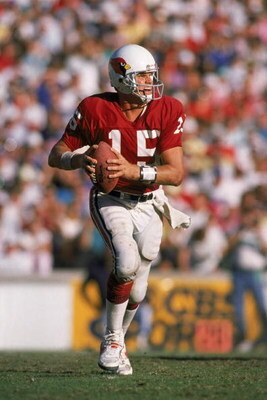 NOVEMBER 13:  Quarterback Neil Lomax #15 of the Phoenix Cardinals looks for a receiver during a NFL game on November 13, 1988 against the New York Giants.  The Cards defeated the Giants 24-17.  (Photo by Mike Powell/Getty Images)