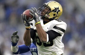 LEXINGTON, KY - NOVEMBER 11:  George Smith #88  of the Vanderbilt Commodores catches a pass during the game against the Kentucky Wildcats on November 11, 2006 at Commonwealth Stadium in Lexington, Kentucky.  (Photo by Andy Lyons/Getty Images)