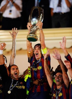 MONACO - AUGUST 28: Carles Puyol captain of Barcelona lifts the trophy after victory in the UEFA Super Cup Final between FC Barcelona and Shakhtar Donetsk at The Stade Louis II Stadium on August 28, 2009 in Monaco, Monaco.  (Photo by Laurence Griffiths/Ge