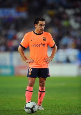 MALAGA, SPAIN - SEPTEMBER 26:  Xavi Hernandez of Barcelona lines up a free kick during the La Liga match between Malaga and Barcelona at La Rosaleda Stadium on September 26, 2009 in Malaga, Spain.  (Photo by Denis Doyle/Getty Images)