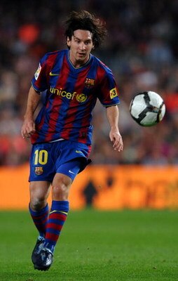 BARCELONA, SPAIN - OCTOBER 03:  Lionel Messi of Barcelona controls the ball during the La Liga match between Barcelona and Almeria at the Camp Nou Stadium on October 3, 2009 in Barcelona, Spain. Barcelona won the match 1-0.  (Photo by Jasper Juinen/Getty 