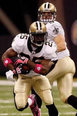 NEW ORLEANS - OCTOBER 04:  Drew Brees #9 hands off the ball to Reggie Bush #25 of the New Orleans Saints during the game against the New York Jets at the Louisana Superdome on October 4, 2009 in New Orleans, Louisiana.  (Photo by Chris Graythen/Getty Imag