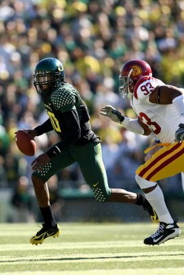 EUGENE, OR - OCTOBER 27:  Quarterback Dennis Dixon #10 of the Oregon Ducks runs with the ball against the Southern California Trojans at Autzen Stadium October 27, 2007 in Eugene, Oregon.  (Photo by Jonathan Ferrey/Getty Images)