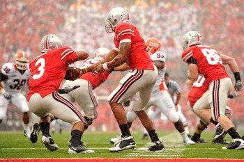 COLUMBUS, OH - SEPTEMBER 26:  Quarterback Terrelle Pryor #2 of the Ohio State Buckeyes hands off to running back Brandon Saine #3 of the Buckeyes during a game against the Illinois Fighting Illini at Ohio Stadium on September 26, 2009 in Columbus, Ohio.  