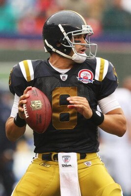 EAST RUTHERFORD, NJ - SEPTEMBER 27:  Mark Sanchez #6 of The New York Jets passes against The Tennessee Titans during their game on September 27, 2009 at Giants Stadium in East Rutherford, New Jersey.  (Photo by Al Bello/Getty Images)