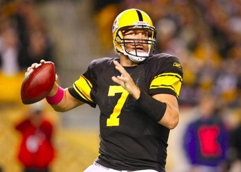 PITTSBURGH - OCTOBER 4:  Quarterback Ben Roethlisberger #7 of the Pittsburgh Steelers looks to pass the ball in the second quarter against the San Diego Chargers at Heinz Field on October 4, 2009 in Pittsburgh, Pennsylvania. (Photo by Gregory Shamus/Getty