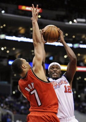 LOS ANGELES, CA - JANUARY 26:  Al Thornton #12 of the Los Angeles Clippers shoots over the defense of Brandon Roy #7 of the Portland Trail Blazers at the Staples Center January 26, 2009 in Los Angeles, California. NOTE TO USER: User expressly acknowledges