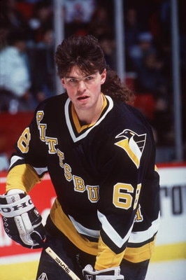 1993-94:  JAROMIR JAGR OF PITTSBURGH BEFORE THE PENGUINS GAME VERSUS THE MONTREAL CANADIENS AT THE FORUM IN MONTREAL, CANADA. Mandatory Credit: Robert Laberge/ALLSPORT