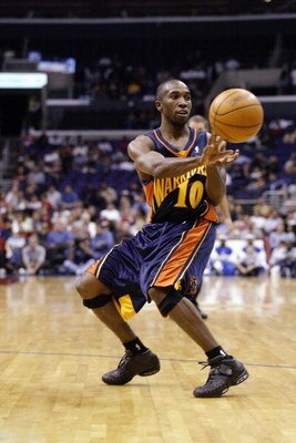 LOS ANGELES - OCTOBER 24:  Speedy Claxton #10 of the Golden State Warriors passes during the preseason game against the Los Angeles Clippers on October 24, 2003 at Staples Center in Los Angeles, California.  NOTE TO USER: User expressly acknowledges and a