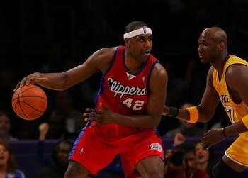 LOS ANGELES, CA - APRIL 12:   Elton Brand #42 of the Los Angeles Clippers drives against Lamar Odom #7 the Los Angeles Lakers at Staples Center on April 12, 2007 in Los Angeles, California.  NOTE TO USER: User expressly acknowledges and agrees that, by do