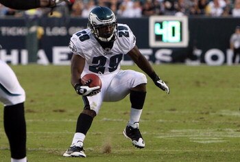 PHILADELPHIA - AUGUST 27:  LeSean McCoy #29 of the Philadelphia Eagles runs the ball against the Jacksonville Jaguars on August 27, 2009 at Lincoln Financial Field in Philadelphia, Pennsylvania.  (Photo by Jim McIsaac/Getty Images)