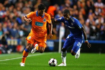LONDON, ENGLAND - SEPTEMBER 15:  Hulk of Porto and Salomon Kalou of Chelsea compete for the ball during the UEFA Champions League Group D match between Chelsea and FC Porto at Stamford Bridge on September 15, 2009 in London, England.  (Photo by Phil Cole/