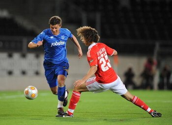 GUIMARAES, PORTUGAL - JULY 31:  Eugene Bopp (L) of Portsmouth is challenged by David Luiz of Benfica during the Guimaraes Trophy match between Portsmouth and Benfica at the Alfonso Henriques stadium on July 31, 2009 in Guimaraes, Portugal.  (Photo by Deni