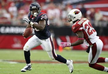 GLENDALE, AZ - OCTOBER 11: Runningback Steve Slaton #20 of the Houston Texans rushes the ball 13 yards past Dominique Rodgers-Cromartie #29 of the Arizona Cardinals during the NFL game at the Universtity of Phoenix Stadium on October 11, 2009 in Glendale,
