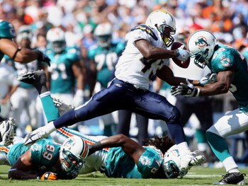 SAN DIEGO, CA - SEPTEMBER 27: Runningback Darren Sproles #43 of the San Diego Chargers runs with the ball against the Miami Dolphins during the NFL Game at Qualcomm Stadium on September 27, 2009 in San Diego, California. (Photo by Donald Miralle/Getty Ima