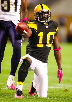 PITTSBURGH - OCTOBER 4:  Wide receiver Santonio Holmes #10 of the Pittsburgh Steelers reacts after catching a seven-yard pass and getting a first down in the first quarter against the San Diego Chargers at Heinz Field on October 4, 2009 in Pittsburgh, Pen