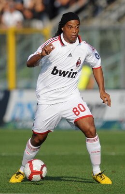 BERGAMO, ITALY - OCTOBER 04:  Ronaldinho of AC Milan in action during the Serie A match between Atalanta BC and AC Milan at Stadio Atleti Azzurri d'Italia on October 04, 2009 in Bergamo, Italy.  (Photo by Valerio Pennicino/Getty Images)