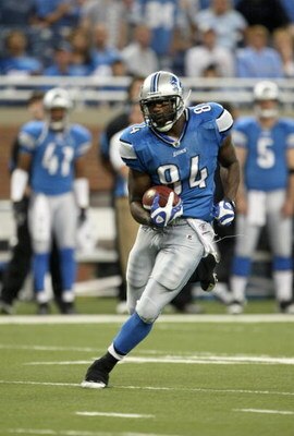 DETROIT - SEPTEMBER 20:  Wide receiver Brandon Pettigrew #84 of the Detroit Lions carries the ball against the Minnesota Vikings at Ford Field on September 20, 2009 in Detroit, Michigan. The Vikings won 27-13.  (Photo by Stephen Dunn/Getty Images)