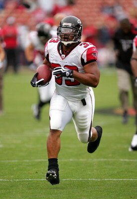 SAN FRANCISCO - OCTOBER 11:  Michael Turner #33 of the Atlanta Falcons warms up before their game against the San Francisco 49ers at Candlestick Park on October 11, 2009 in San Francisco, California.  (Photo by Ezra Shaw/Getty Images)