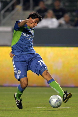 CARSON, CA - AUGUST 15:  Leo Gonzalez #19 of Seattle Sounders FC plays the cross against the Los Angeles Galaxy during the MLS match at The Home Depot Center on August 15, 2009 in Carson, California. Sounders FC defeated the Galaxy 2-0. (Photo by Victor D