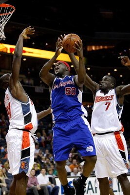 CHARLOTTE, NC - FEBRUARY 09:  Zach Randolph #50 of the Los Angeles Clippers shoots the ball over DeSagana Diop #7 and teammate Emeka Okafor #50 of the Charlotte Bobcats during their game at Time Warner Cable Arena on February 9, 2009 in Charlotte, North C