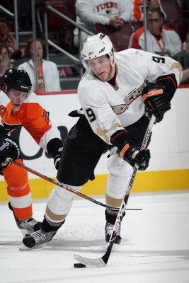 PHILADELPHIA - OCTOBER 10: Bobby Ryan #9 of the Anaheim Ducks skates with the puck during the game against the Philadelphia Flyers at the Wachovia Center on October 10, 2009 in Philadelphia, Pennsylvania. (Photo by Bruce Bennett/Getty Images)