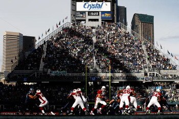 SEATTLE, WA - OCTOBER 18:  Quarterback Kurt Warner #13 of the Arizona Cardinals rolls out of the pocket against the Seattle Seahawks at Qwest Field on October 18, 2009 in Seattle, Washington.  (Photo by Jonathan Ferrey/Getty Images)