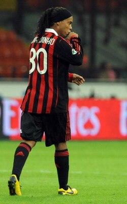 MILAN, ITALY - OCTOBER 18:  Ronaldinho of AC Milan celebrates his goal during the Serie A match between AC Milan and AS Roma at Stadio Giuseppe Meazza on October 18, 2009 in Milan, Italy.  (Photo by Valerio Pennicino/Getty Images)