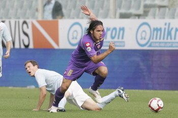 FLORENCE, ITALY - OCTOBER 04:  Juan Manuel Vargas (R) of ACF Fiorentina in action during the Serie A match between ACF Fiorentina and S.S. Lazio at Stadio Artemio Franchi on October 4, 2009 in Florence, Italy.  (Photo by Gabriele Maltinti/Getty Images)