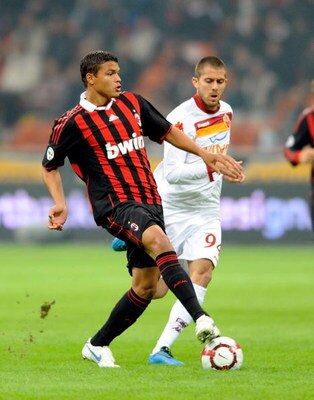 MILAN, ITALY - OCTOBER 18:  Thiago Silva of AC Milan and Jeremy Menez (R) of AS Roma in action during the Serie A match between AC Milan and AS Roma at Stadio Giuseppe Meazza on October 18, 2009 in Milan, Italy.  (Photo by Claudio Villa/Getty Images)