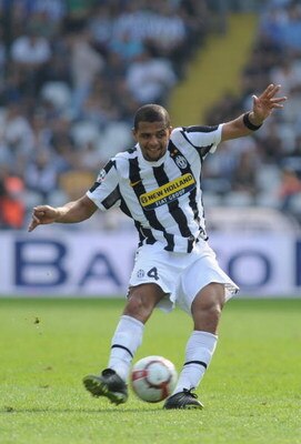 TURIN, ITALY - SEPTEMBER 27:  Felipe Melo of Juventus FC in action during the Serie A match between Juventus FC and Bologna FC at Olimpico Stadium on September 27, 2009 in Turin, Italy.  (Photo by Valerio Pennicino/Getty Images)