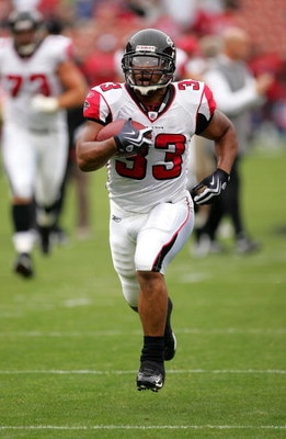 SAN FRANCISCO - OCTOBER 11:  Michael Turner #33 of the Atlanta Falcons warms up before their game against the San Francisco 49ers at Candlestick Park on October 11, 2009 in San Francisco, California.  (Photo by Ezra Shaw/Getty Images)