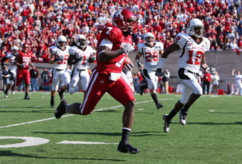 BLOOMINGTON, IN - NOVEMBER 3: Ray Fisher #7 of the Indiana Hoosiers runs for a touchdown after a reception against the Ball State Cardinals during the game at Memorial Stadium November 3, 2007 in Bloomington, Indiana. (Photo by Andy Lyons/Getty Images)